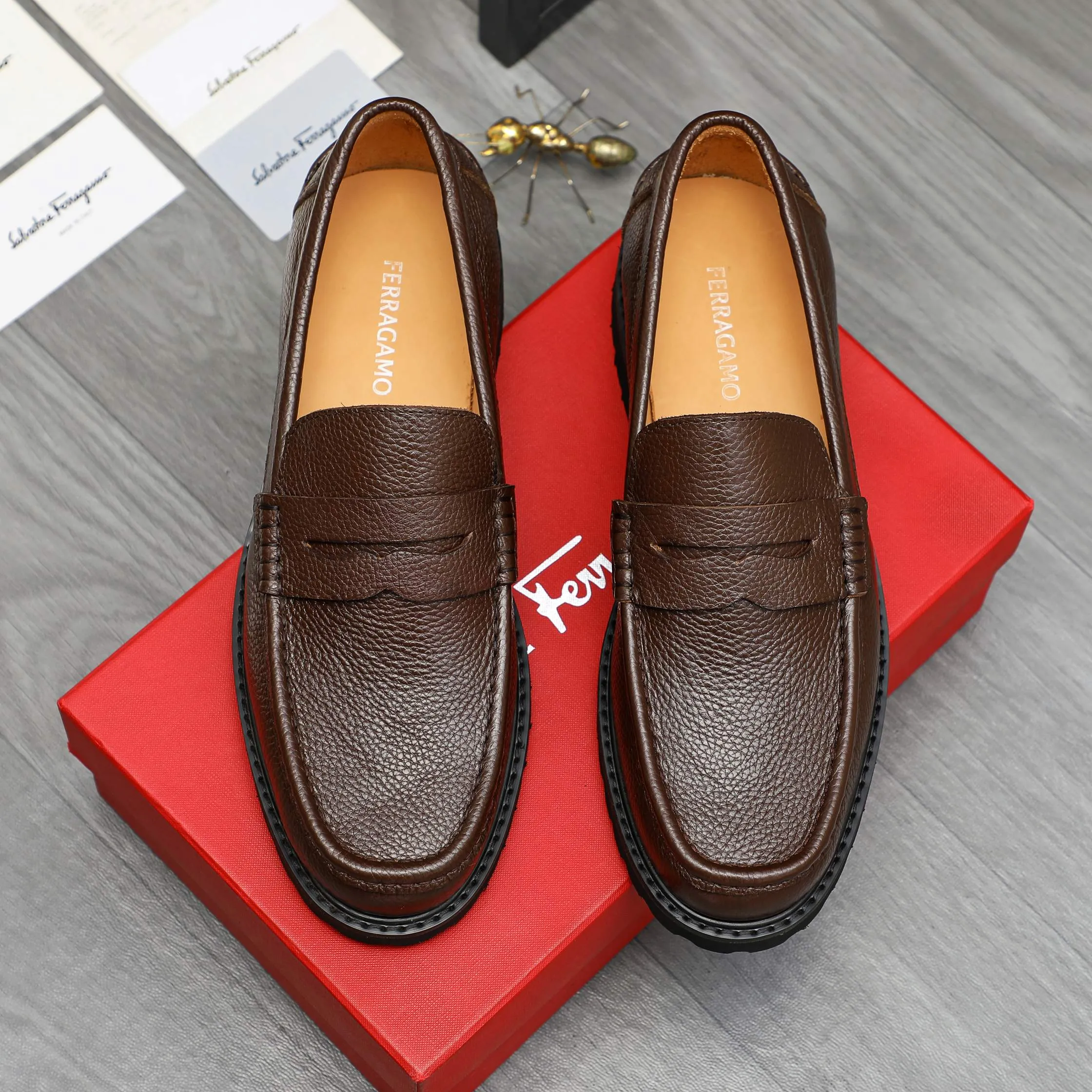 Men's shoes 💰442 Product trademark: Ferragamo "Ferragamo" business formal leather shoes Regular size: 38-46 (45.46 is custom-made and non-returnable) Product materials: Selected small pebbled cowhide upper, cowhide lining, non-slip rubber outsole